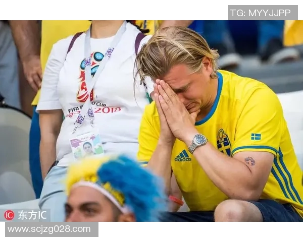 足球场球星感动瞬间安慰泪洒看台球迷深情互动温暖全场