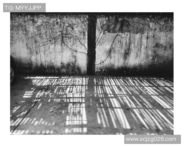 黑白光影下展现传奇绿茵巨星坚毅目光与不灭足球梦想